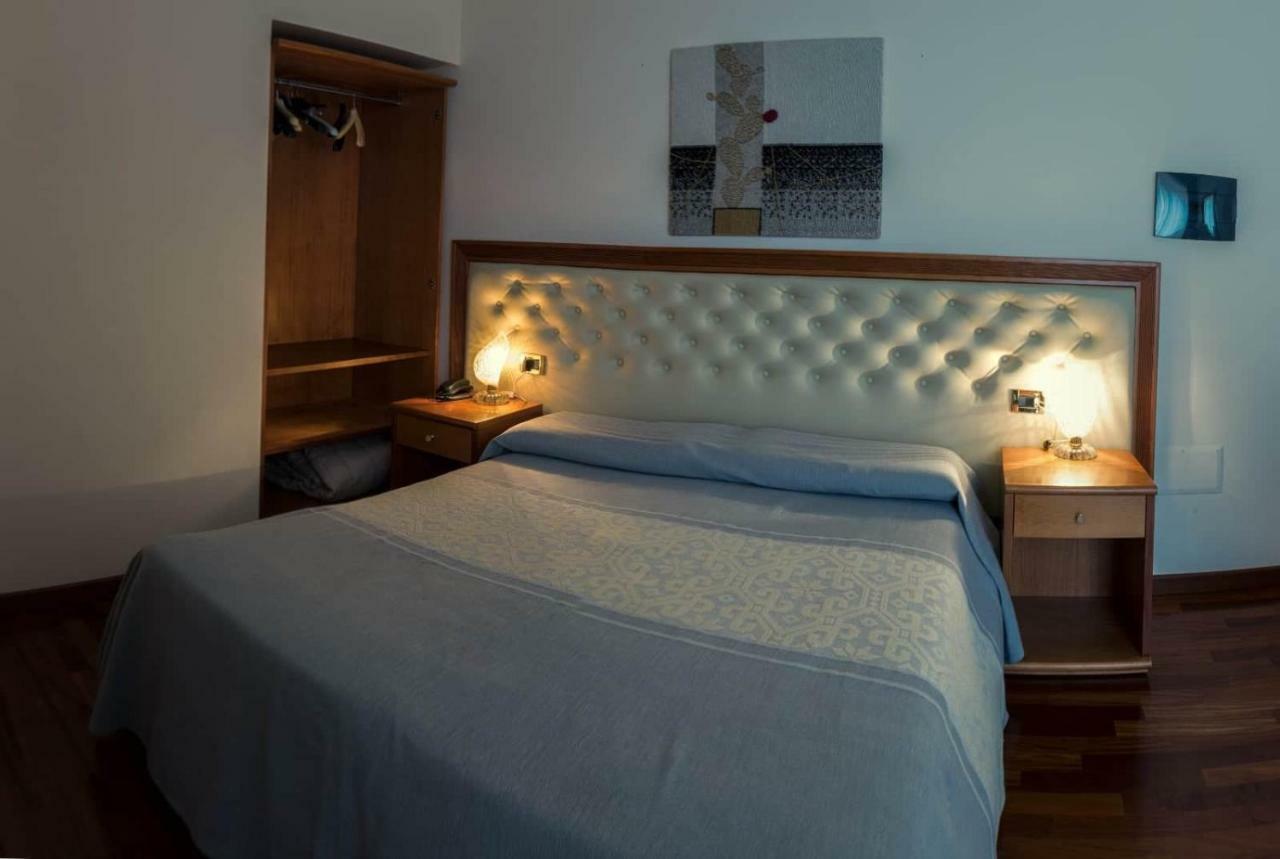 Hotel Del Corso Сант-Антиоко Экстерьер фото